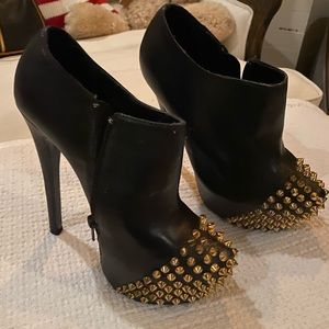 STEVE MADDEN SPIKED BOOTIE BOOTS SIZE 6